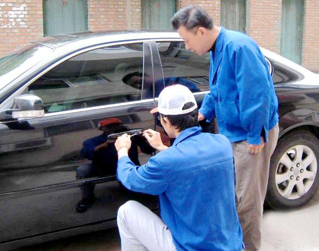 芝罘区汽车钥匙丢在车里面怎么办？